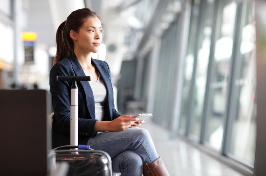 mulher sentada em aeroporto.