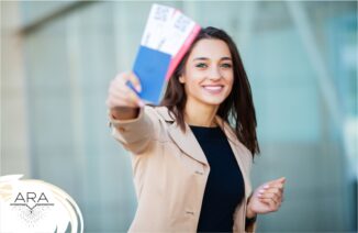 Moça segurando documentos para viagem e com Aerolook feminino.