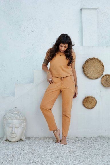 CALÇA MALHA FLAME COM RECORTES AMÊNDOA