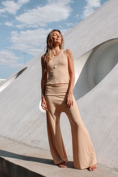 CALÇA FLARE CANELADA NUDE